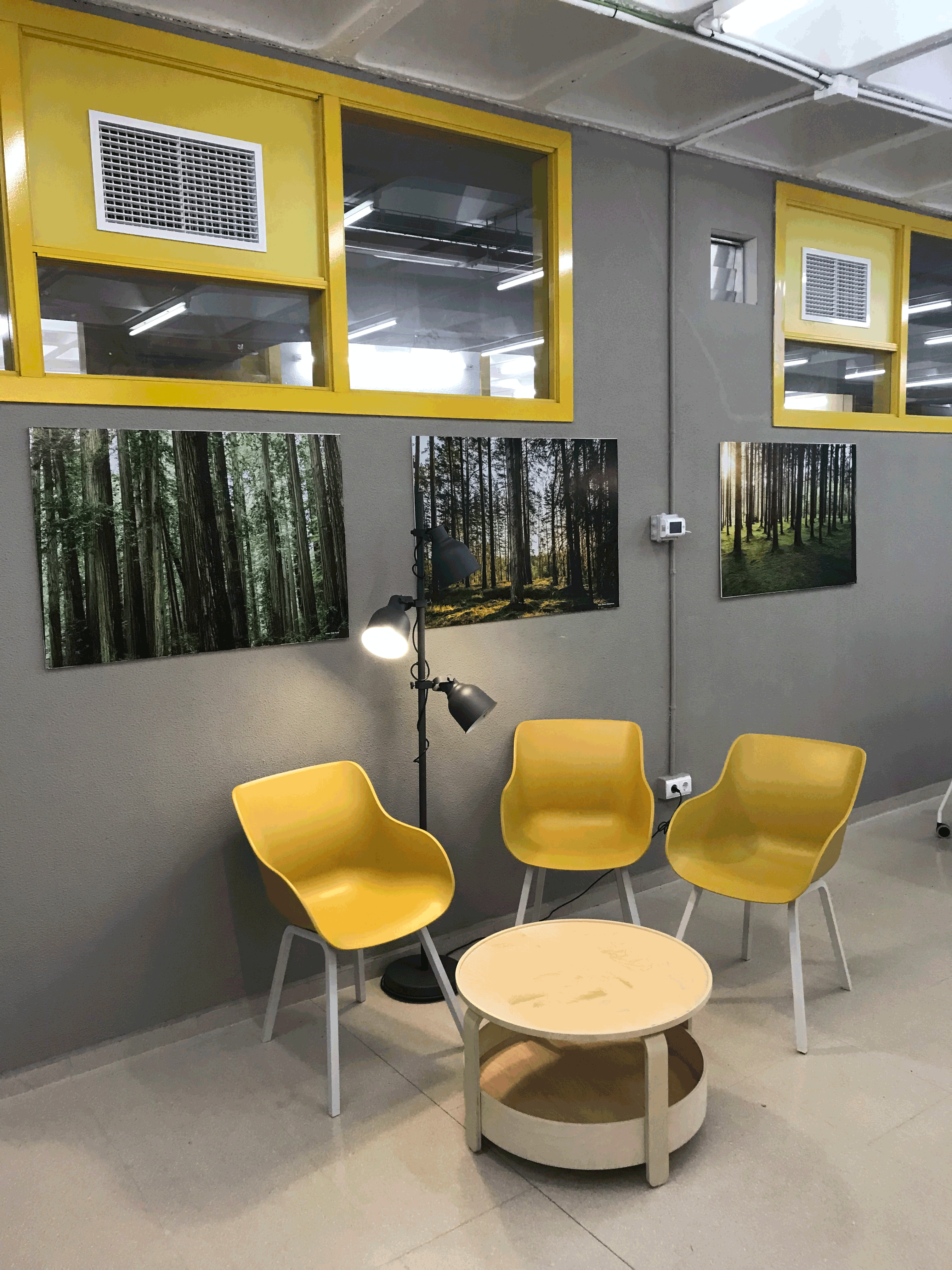 Sala de espera con estampas de naturaleza